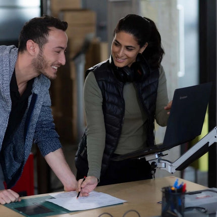 Maclocks Scharnierende arm met onzichtbare universele tabletbevestiging