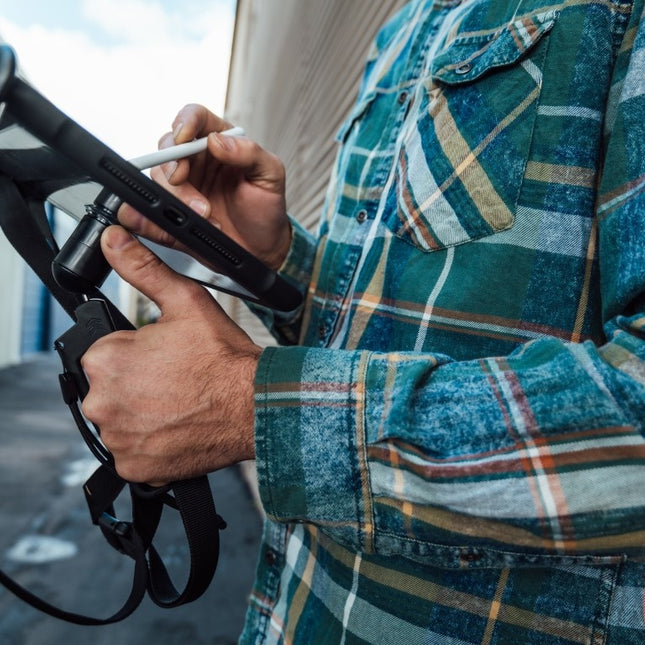 STM Goods Dux Grip iPad 10.2 case met handgrip en schouderband