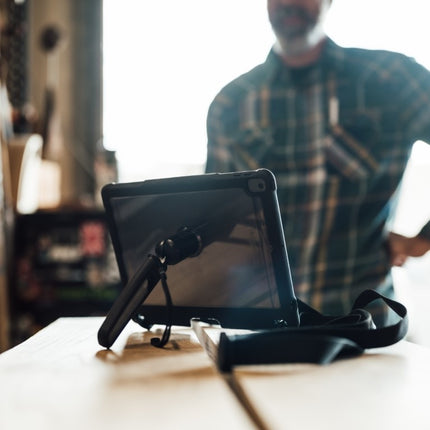 STM Goods Dux Grip iPad 10.2 case met handgrip en schouderband